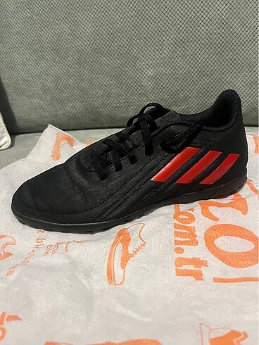 37 Beden Adidas Erkek çocuk halı saha ayakkabısı