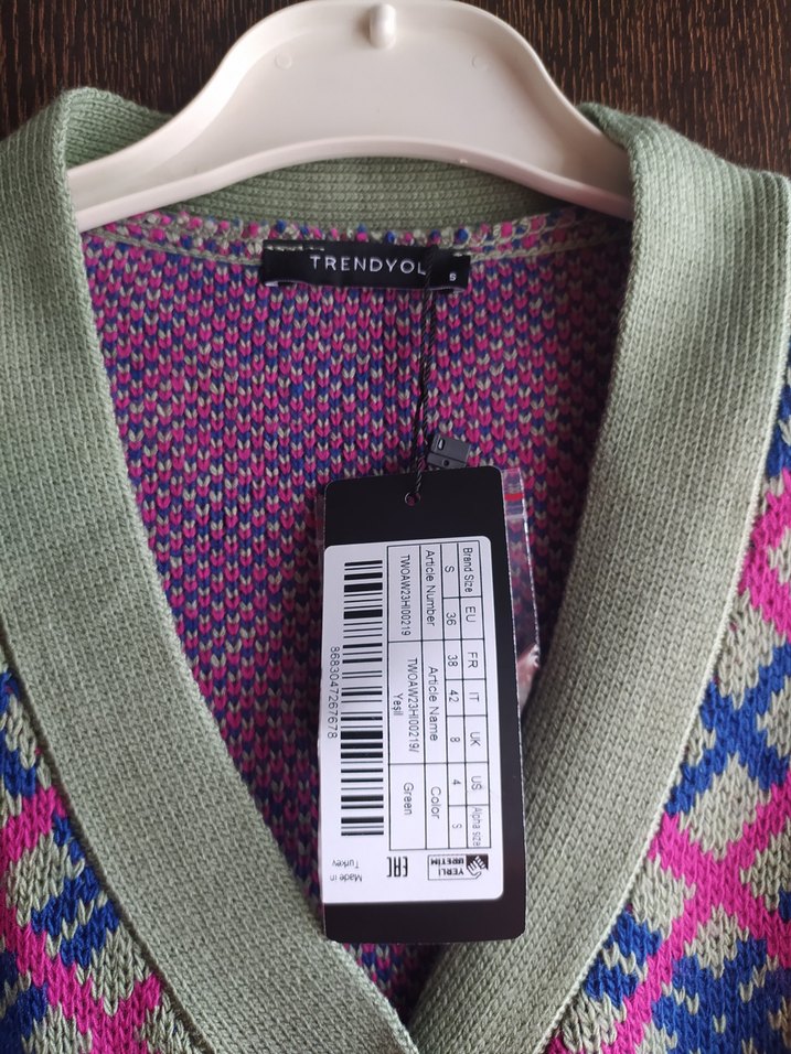 Renkli Desenli V Yaka Örgü Hırka - Görsel 2