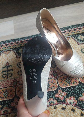 Beyaz Pileli Yılan Derisi Desenli Topuklu Ayakkabı - Görsel 4