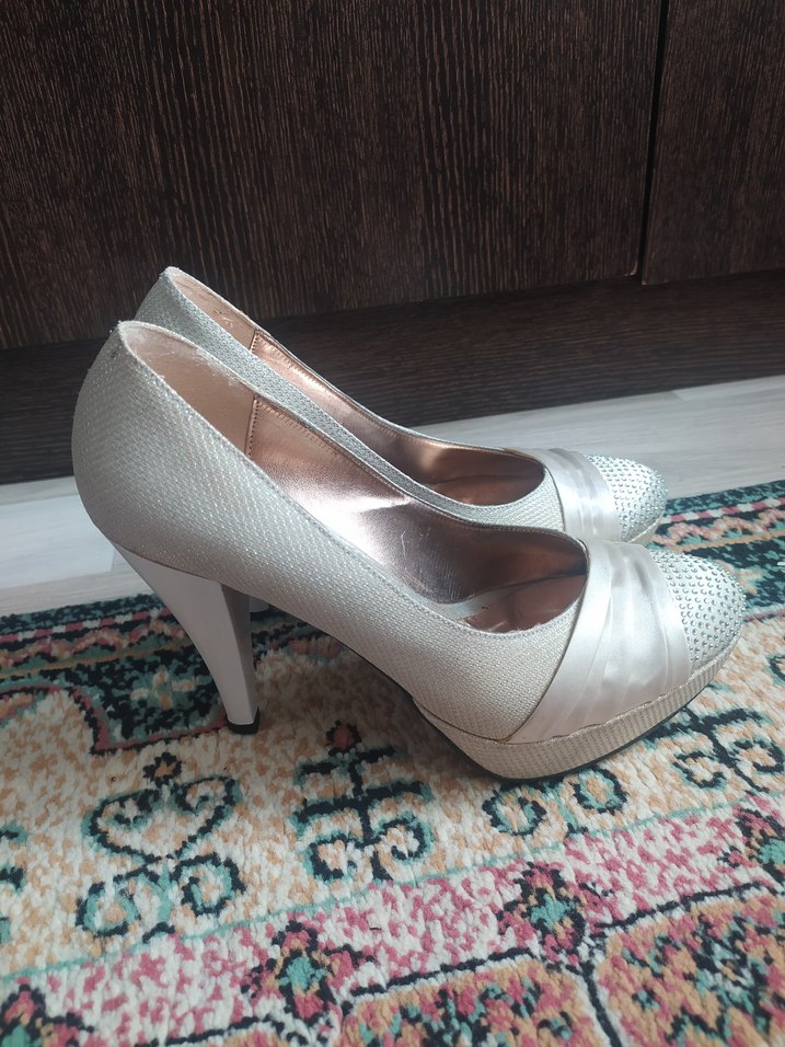 Beyaz Pileli Yılan Derisi Desenli Topuklu Ayakkabı - Görsel 2