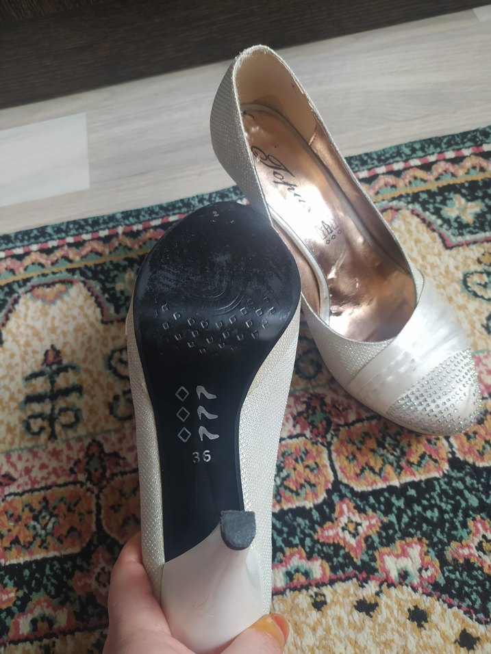 Beyaz Pileli Yılan Derisi Desenli Topuklu Ayakkabı - Görsel 4