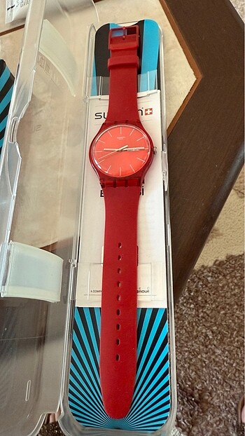 Swatch kırmızı saat