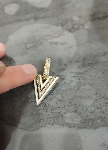 Diğer 5 parça takımıyla çelik küpeler