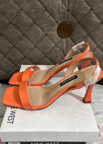Nine West 36 Turuncu Parlak Tokalı Stiletto Kadın Ayakkabı - Görsel 2
