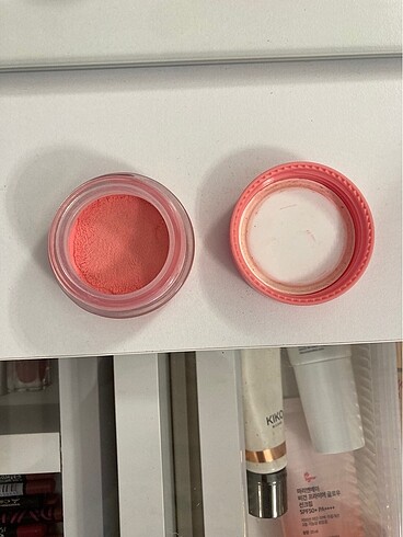  Beden Revolution mousse blush
