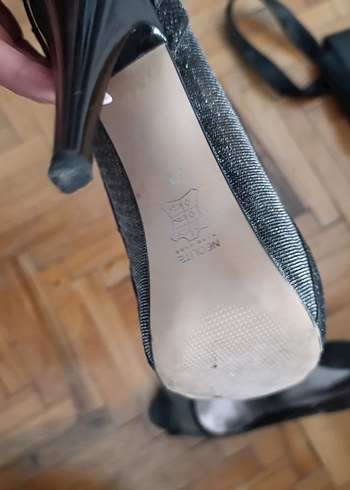 Gri Yılan Desenli Siyah Topuklu Ayakkabı - Görsel 3