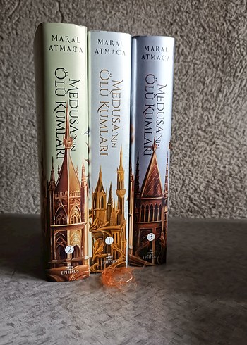 Medusa'nın Ölü Kumları - Maral Atmaca 3 Kitap