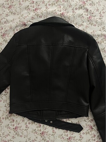 28 Beden siyah Renk Stradivarius crop deri ceket