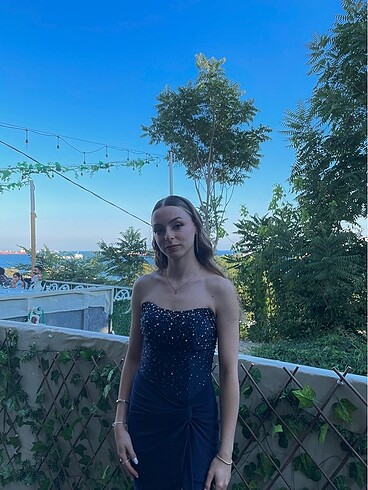 Lacivert taşlı straplez abiye elbise