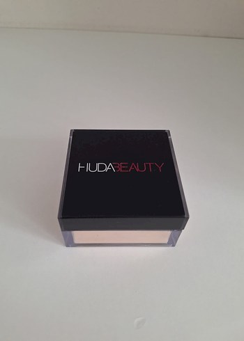 Huda Beauty Pudra