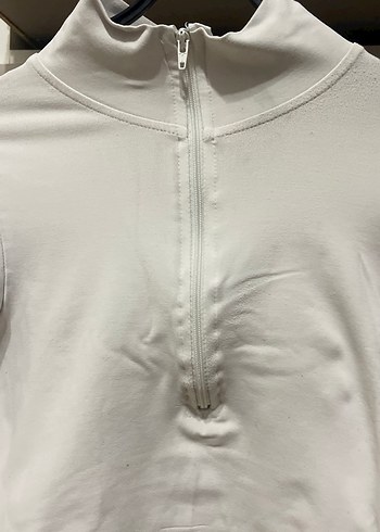 s Beden Fermuarlı Beyaz Yüksek Yakalı Crop Top