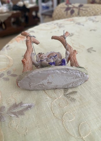 Diğer Pastel Tonlarda Sallanan Çocuk Figürlü Biblo