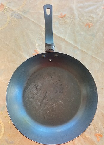 Beden Saplı Siyah Tava