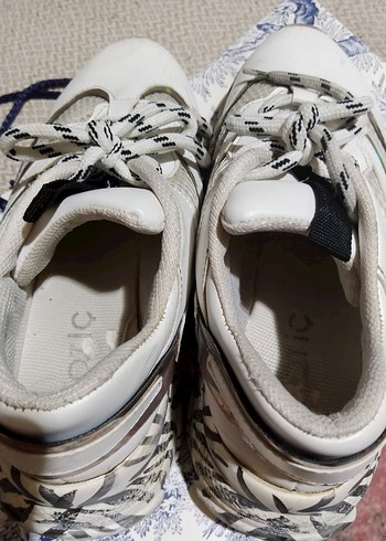 Gri Baskılı Dolgu Topuklu Beyaz Kadın Spor Ayakkabı - Görsel 2