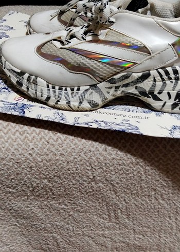 Gri Baskılı Dolgu Topuklu Beyaz Kadın Spor Ayakkabı - Görsel 4