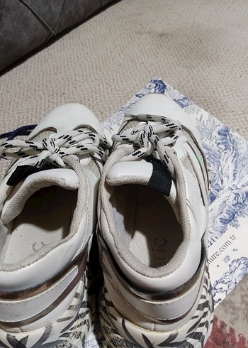 Gri Baskılı Dolgu Topuklu Beyaz Kadın Spor Ayakkabı - Görsel 3