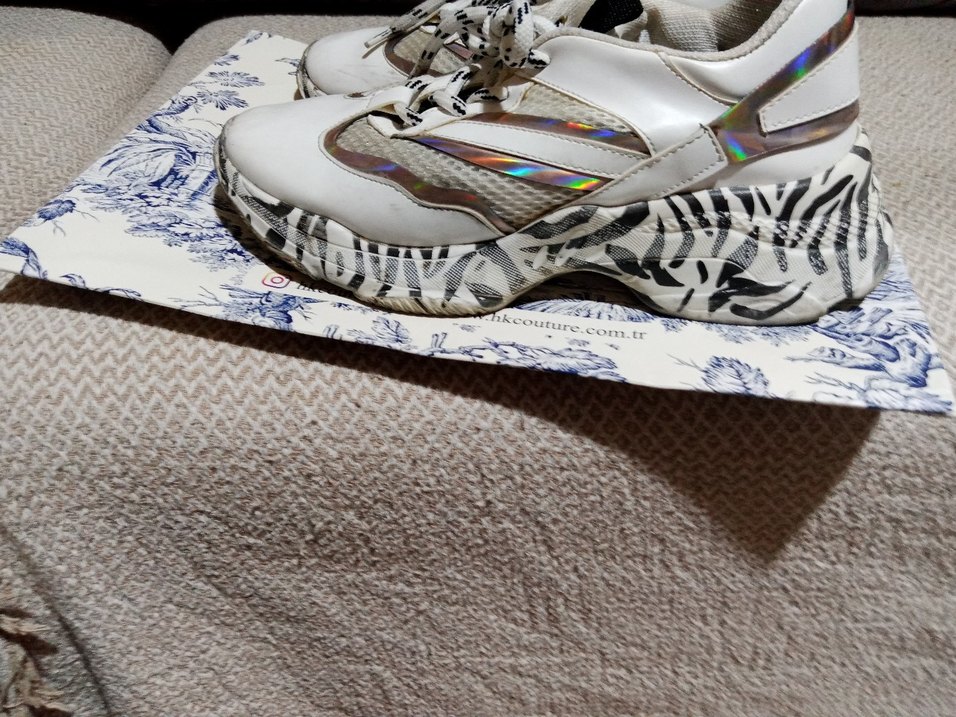 Gri Baskılı Dolgu Topuklu Beyaz Kadın Spor Ayakkabı - Görsel 4