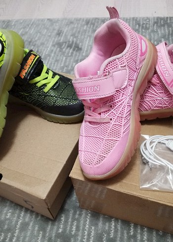 32 Beden çeşitli Renk Kız ve Erkek Çocuk Renkli Işıklı Spor Ayakkabı