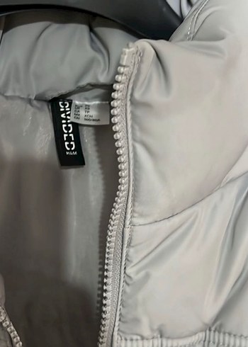 H&M marka gri crop şişme yelek - Görsel 2