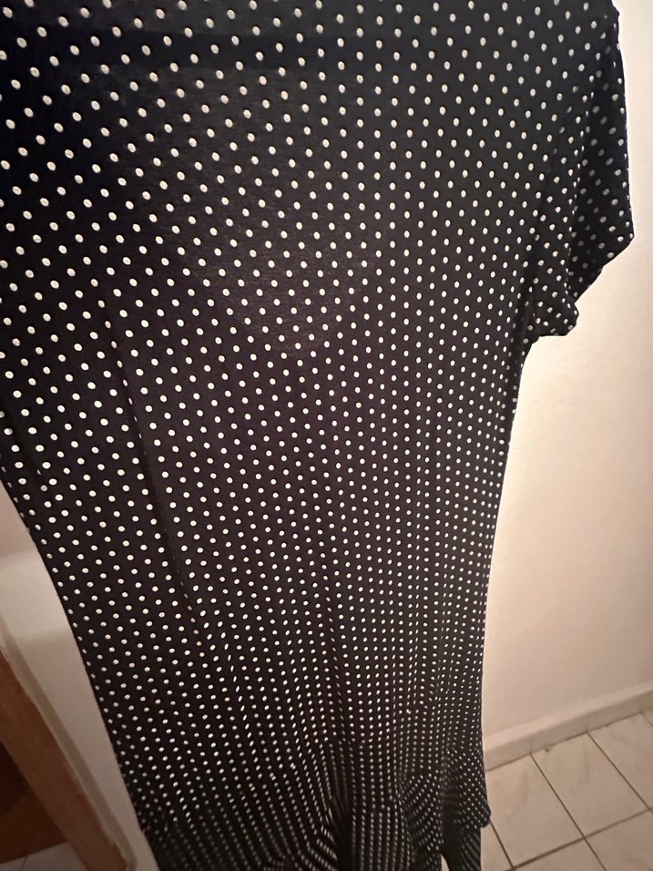 V Yakalı Puantiyeli Siyah Midi Elbise - Görsel 4