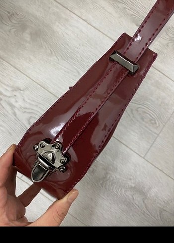 Diğer Bordo Parlak Deri Tokalı Kadın Çantası