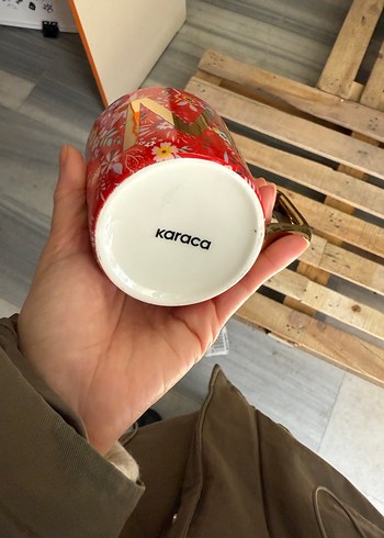 Karaca M harfi Altın Saplı Kırmızı Çiçek Desenli Kupa - Görsel 3