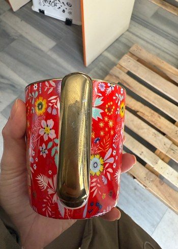 Karaca M harfi Altın Saplı Kırmızı Çiçek Desenli Kupa - Görsel 4