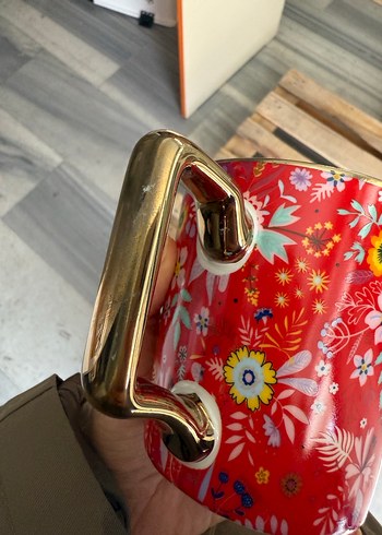 Karaca M harfi Altın Saplı Kırmızı Çiçek Desenli Kupa - Görsel 5