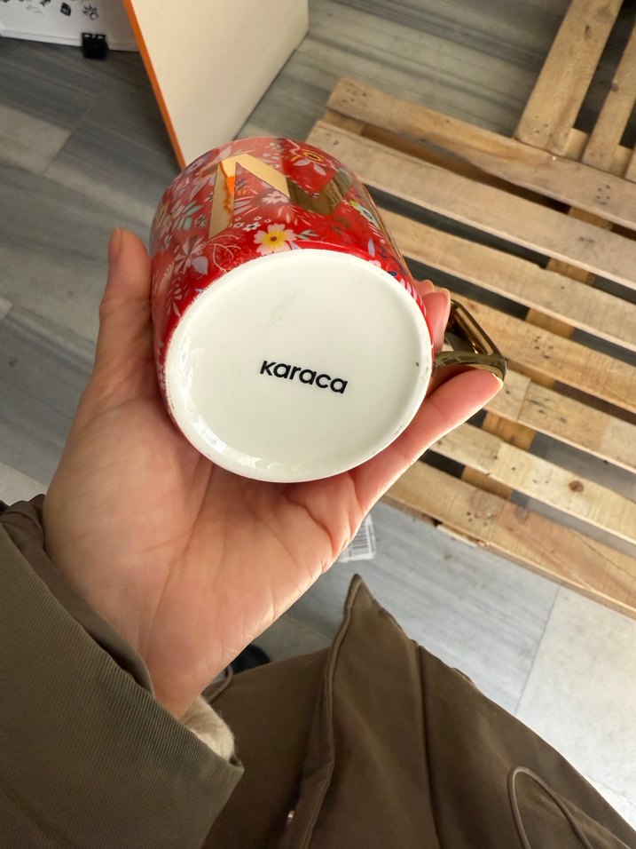 Karaca M harfi Altın Saplı Kırmızı Çiçek Desenli Kupa - Görsel 3