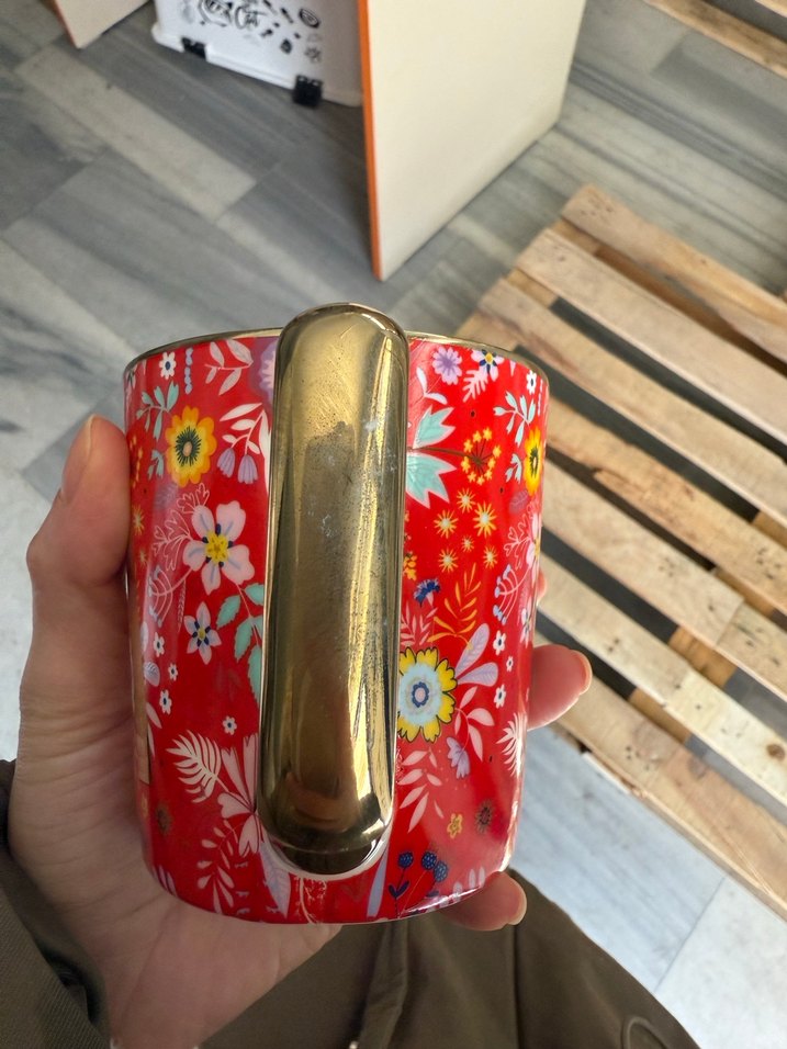 Karaca M harfi Altın Saplı Kırmızı Çiçek Desenli Kupa - Görsel 4