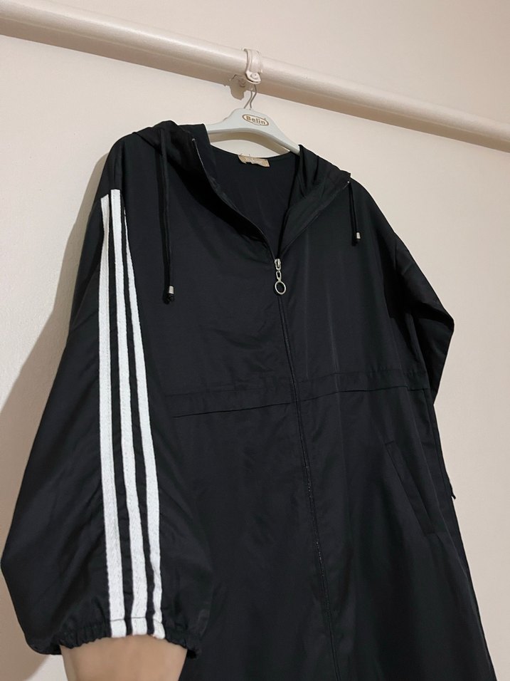 Siyah Kapüşonlu Uzun Kadın Yağmurluk - Görsel 4