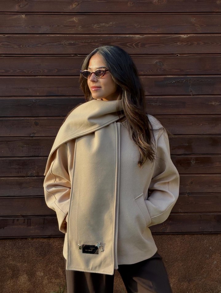 Çıkarılabilir  atkı detaylı kısa kaban - Görsel 3