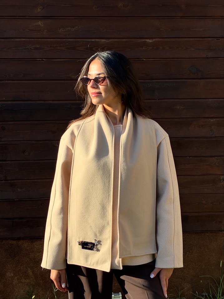 Çıkarılabilir  atkı detaylı kısa kaban - Görsel 2