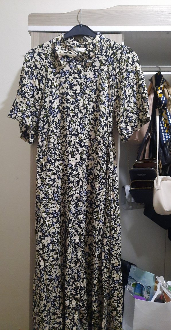 Düğmeli V Yaka Bej Çiçekli Uzun Elbise - Görsel 2