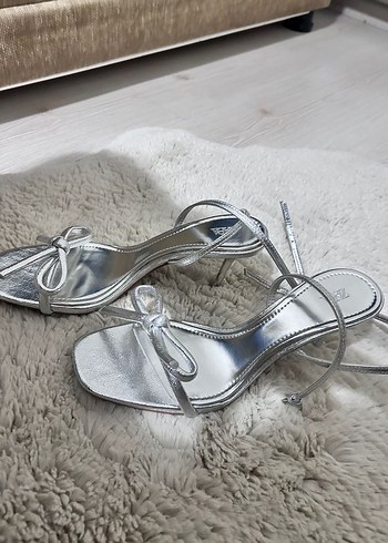 Zara Gri Metal Tokalı İnce Topuklu Kadın Ayakkabı - Görsel 4