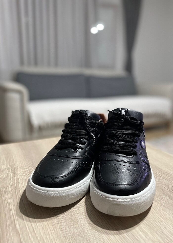 Yeni temiz spor ayakkabı - Görsel 2