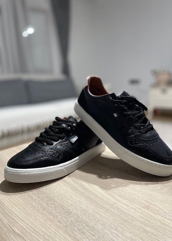 Yeni temiz spor ayakkabı - Görsel 4