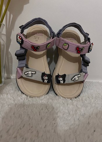zara hello kitty kuromi sandalet - Görsel 9