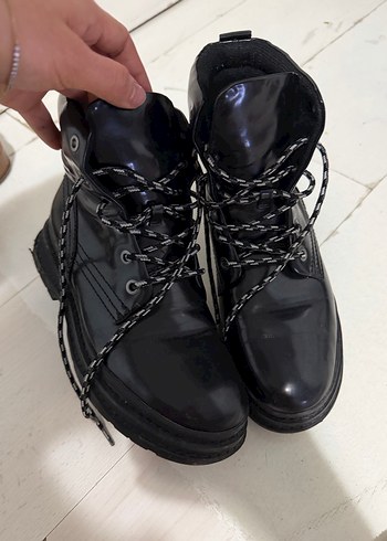 Siyah Rugan Bağcıklı Stiletto Topuklu Bot - Görsel 2