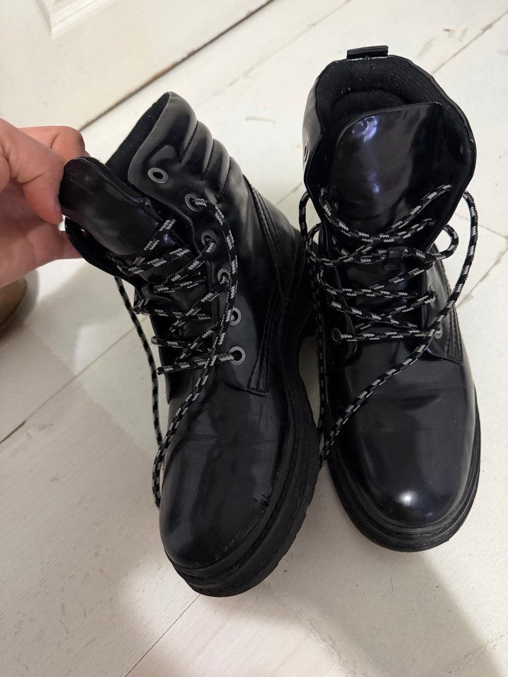 Siyah Rugan Bağcıklı Stiletto Topuklu Bot - Görsel 3