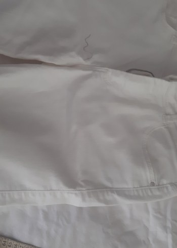 LC Waikiki Beyaz Kemerli Mini Kumaş Kadın Şort