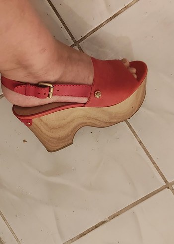 38 Beden Guess Kırmızı Süet Dolgu Topuklu Kadın Sandalet