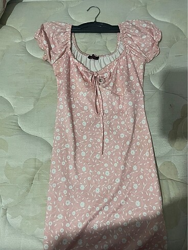 Pembe elbise