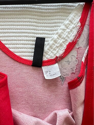 Çiçekli kırmızı elbise - Görsel 2