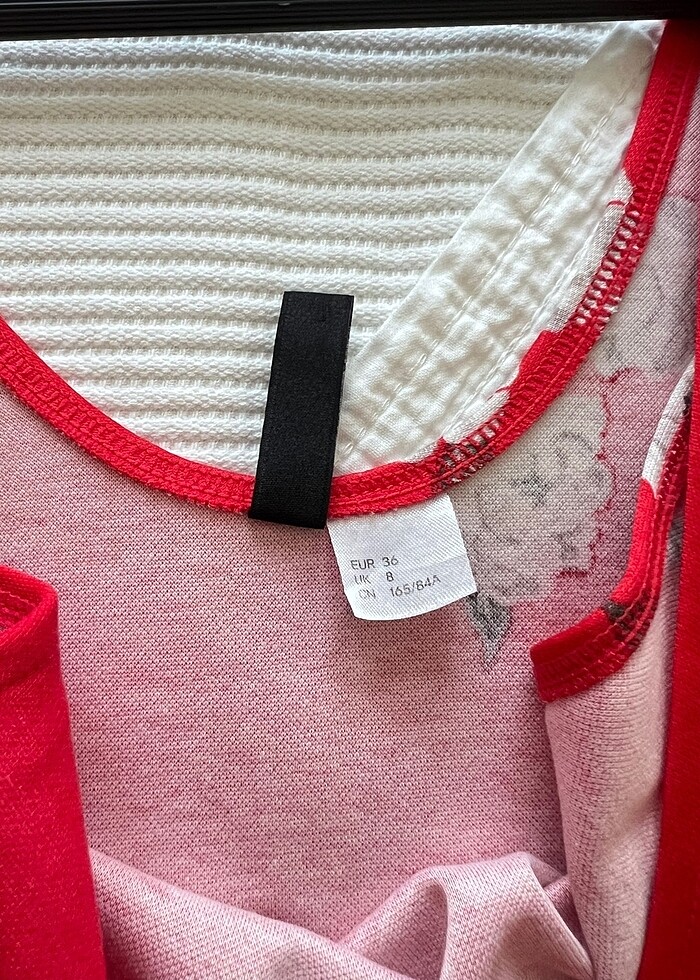 Çiçekli kırmızı elbise - Görsel 2