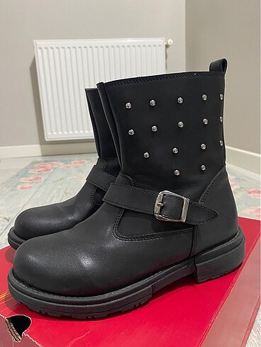 34 Beden FLO MARKALI KIZ ÇOCUK BOT AZ GİYİLMİŞ