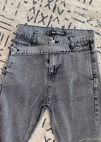 Gri Kemerli Kadın Denim Pantolon