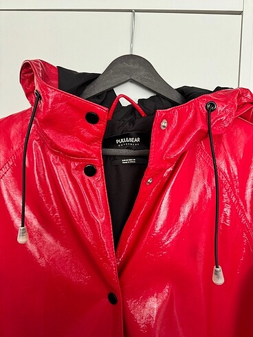Pull and Bear Kırmızı yağmurluk