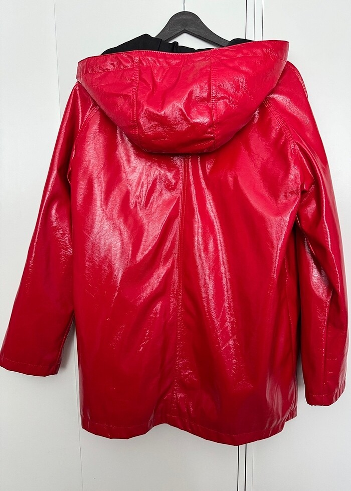 Kırmızı yağmurluk - Görsel 3