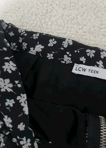 LC Waikiki Volanlı Siyah Mini Etek